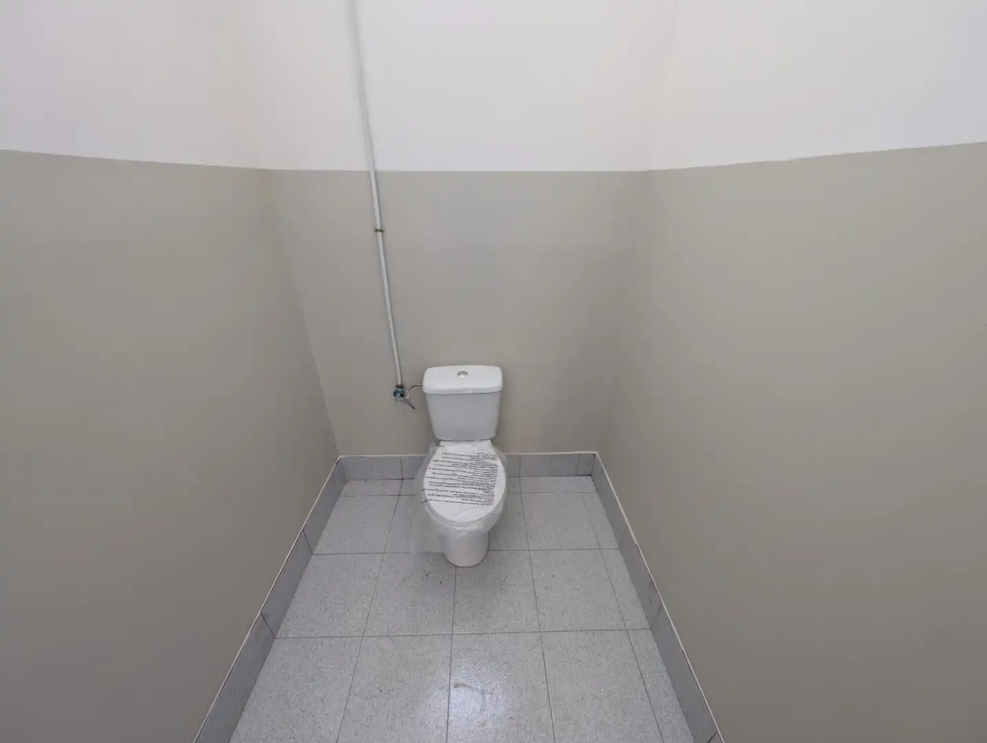 Baño de Nave industrial de alquiler en La Llagosta con Alarma