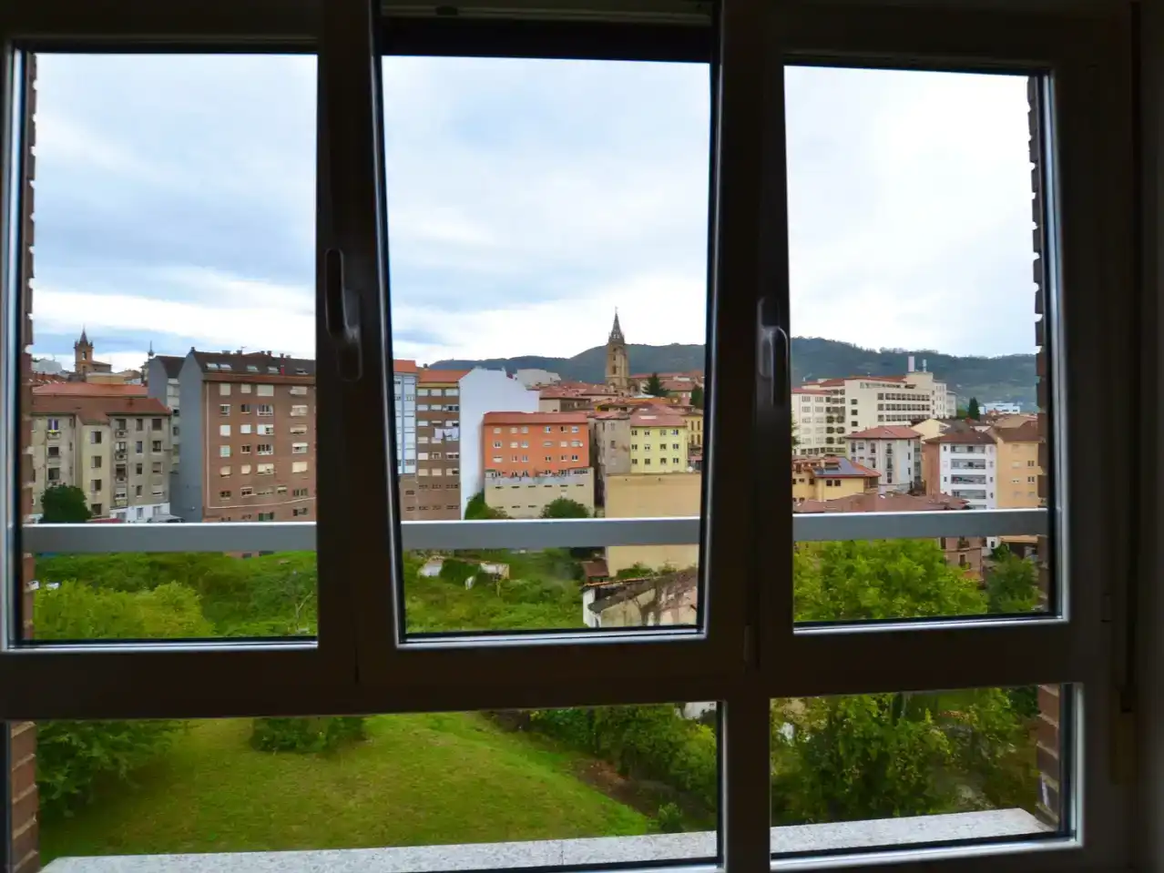 Dormitori de Àtic en venda en Oviedo  amb Parquet, Traster i Moblat