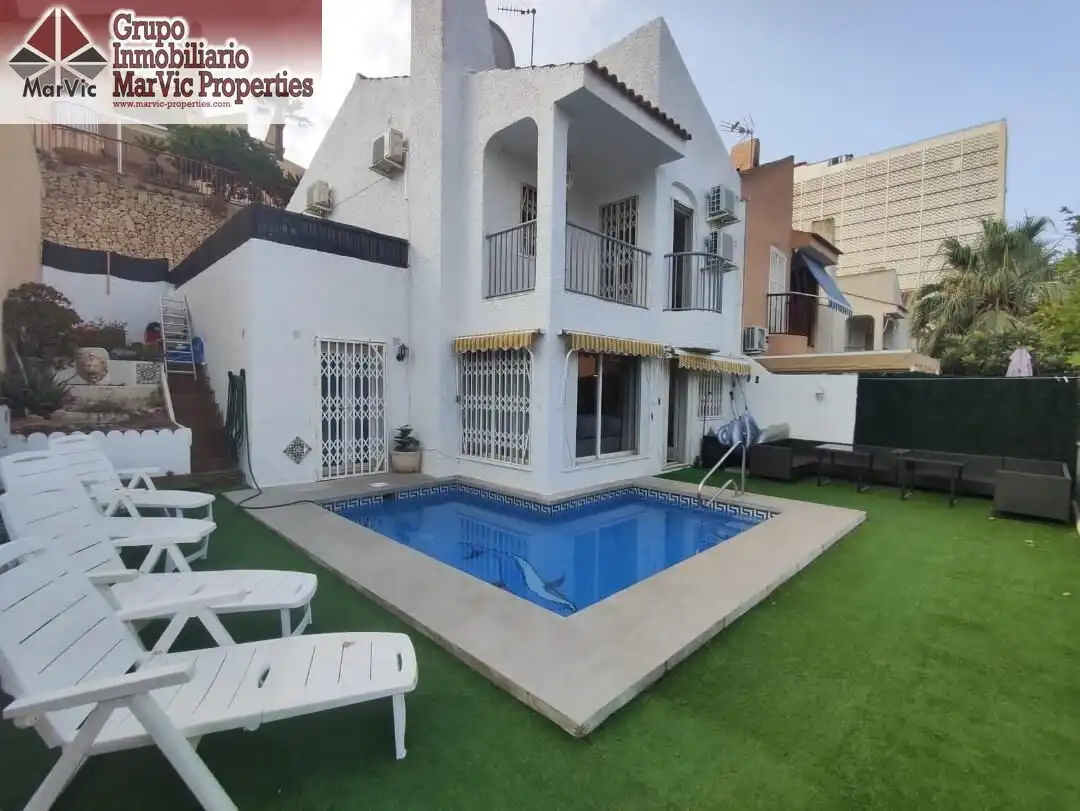 Vista exterior de Casa o xalet en venda en Benidorm amb Terrassa, Piscina i Moblat