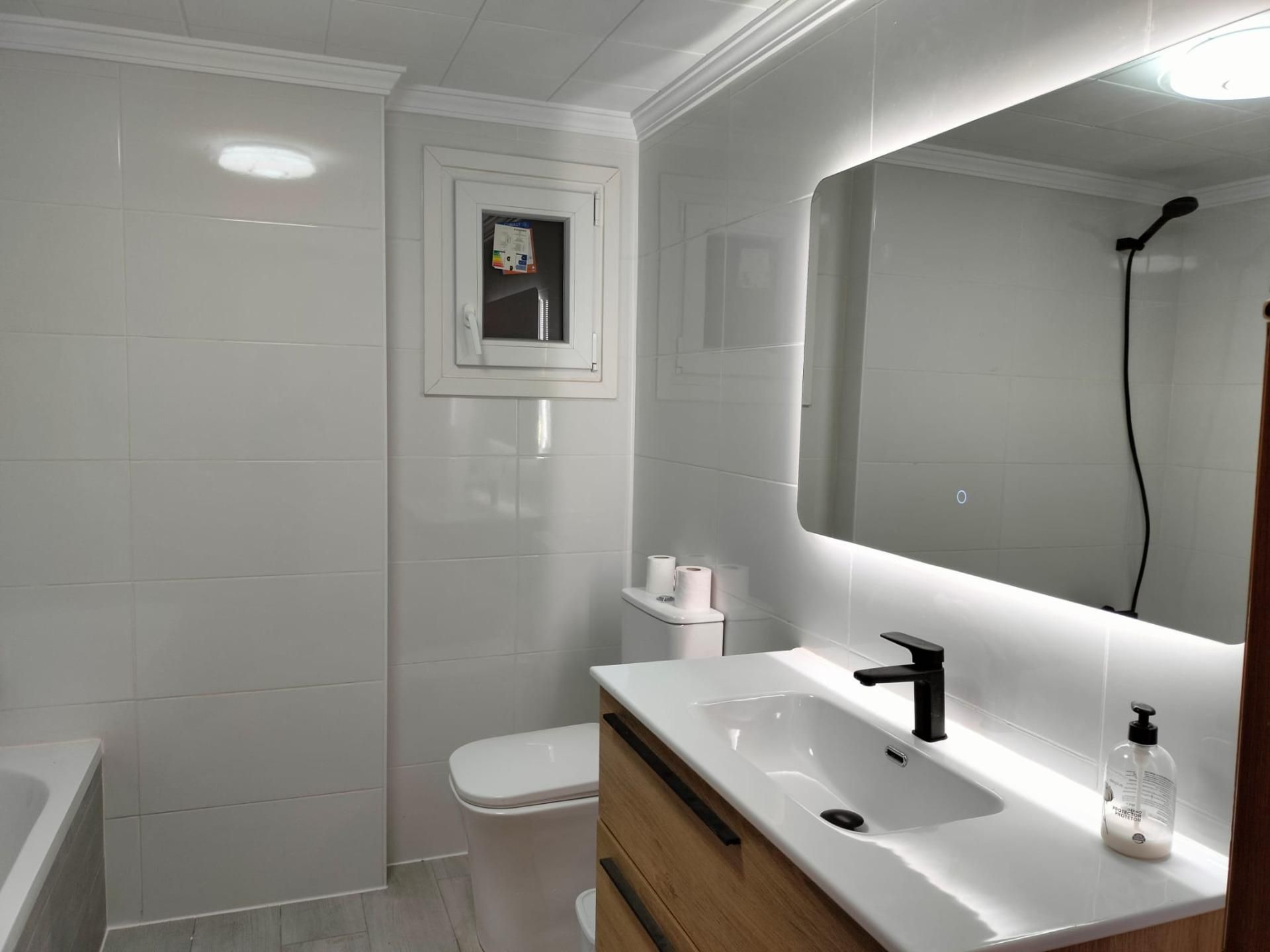 Bathroom of Flat for sale in Canals  with Air Conditioner, Terrace and Balcony