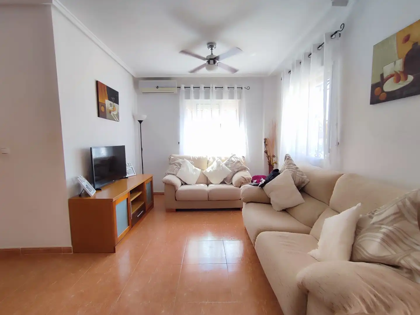 Wohnzimmer von Einfamilien-Reihenhaus zum Verkauf in Orihuela mit Klimaanlage, Terrasse und Möbliert