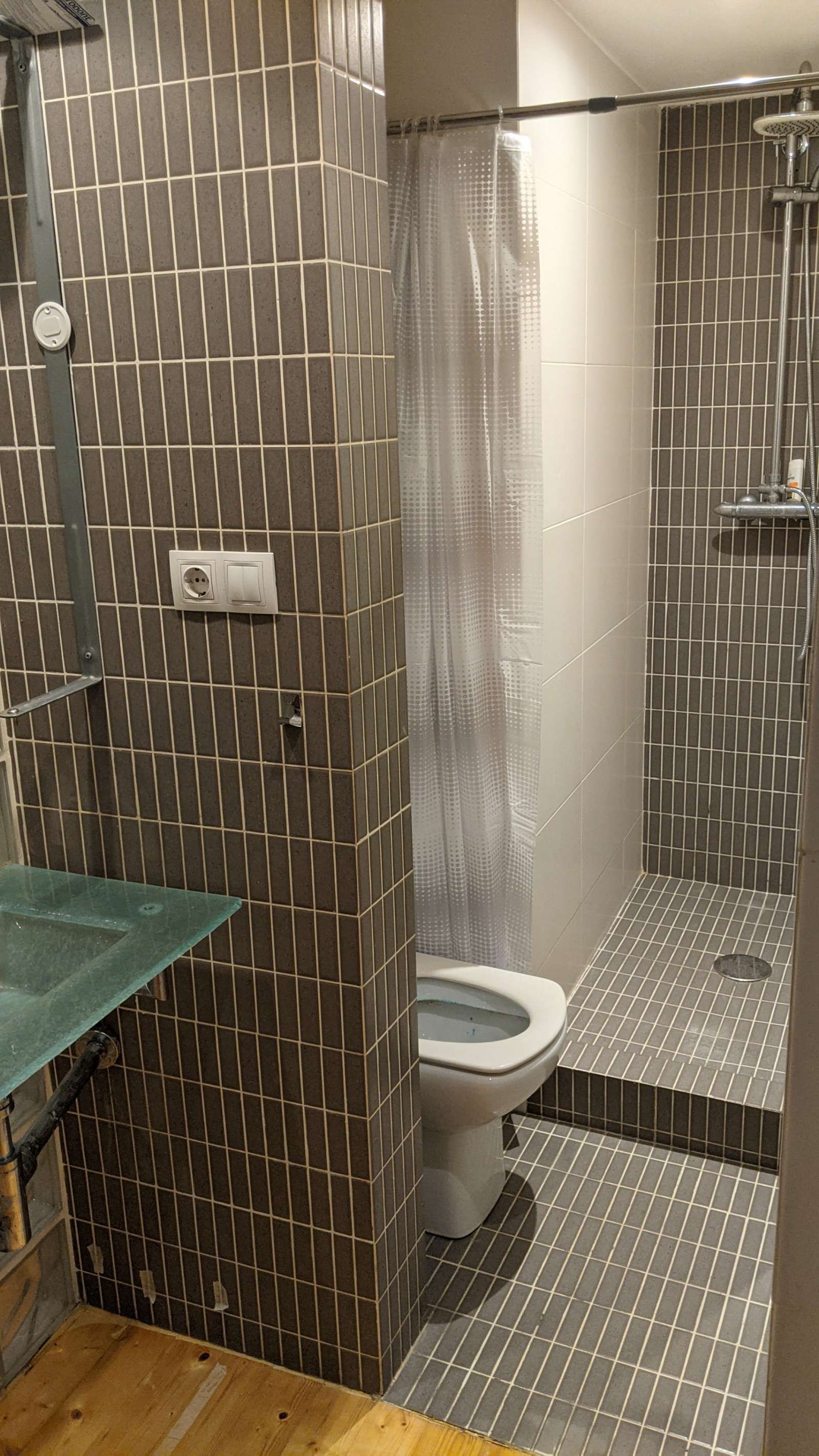 Bany de Pis per a compartir en  Barcelona Capital amb Aire condicionat, Calefacció i Terrassa