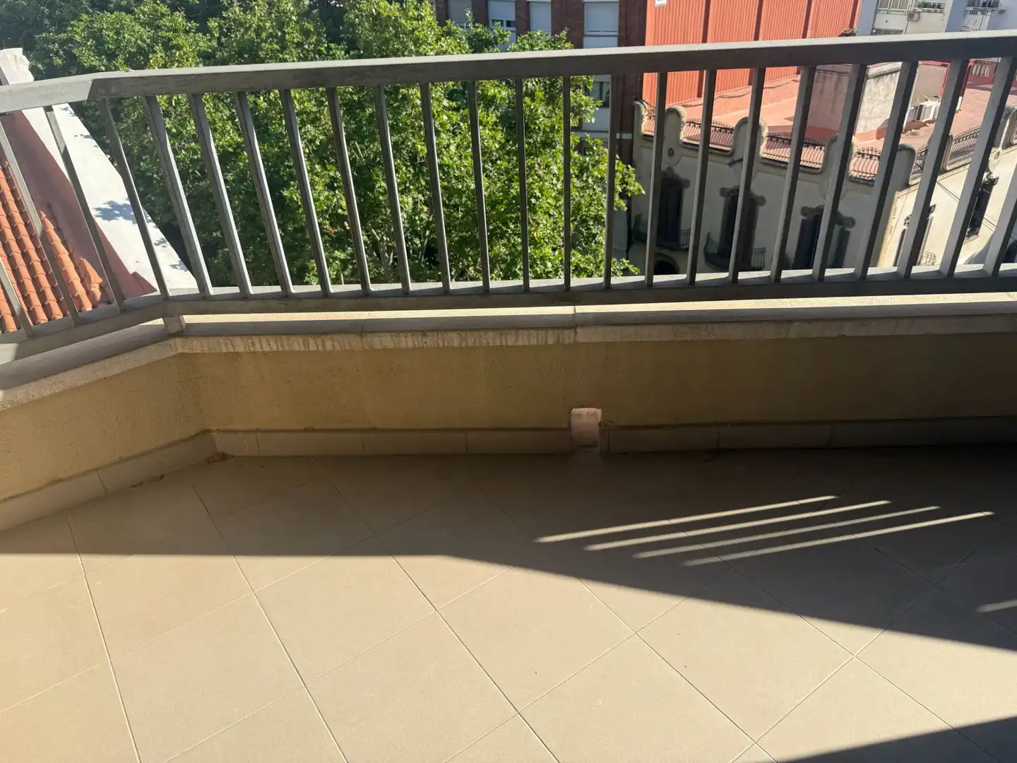 Terraza de Piso en venta en L'Hospitalet de Llobregat con Calefacción, Terraza y Alarma