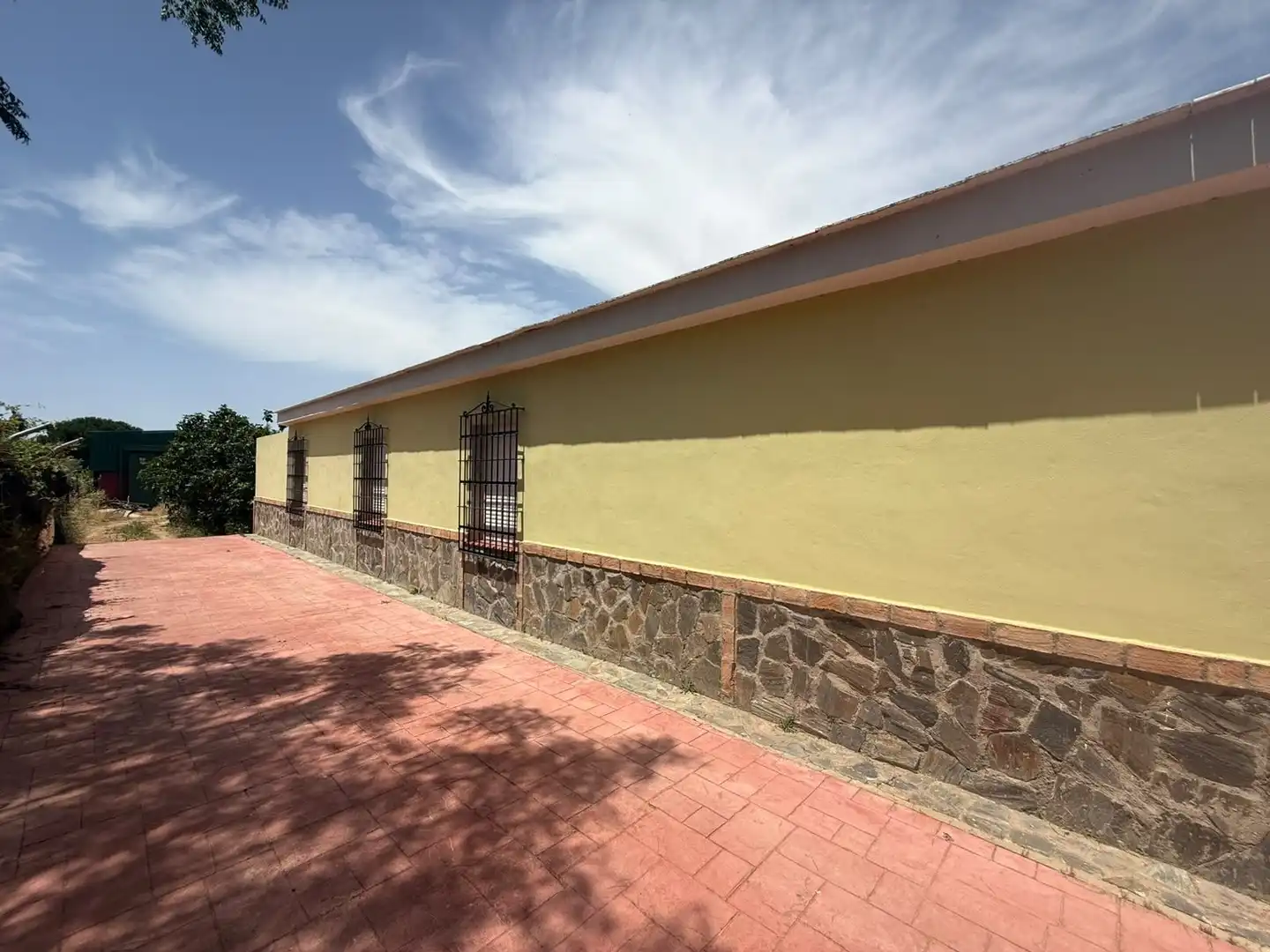 Außenansicht von Country house zum Verkauf in Utrera mit Privatgarten, Terrasse und Schwimmbad