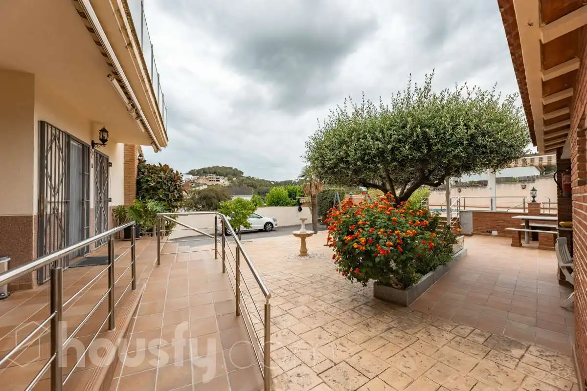 Vista exterior de Casa o xalet en venda en Sant Pere de Ribes amb Aire condicionat, Calefacció i Jardí privat