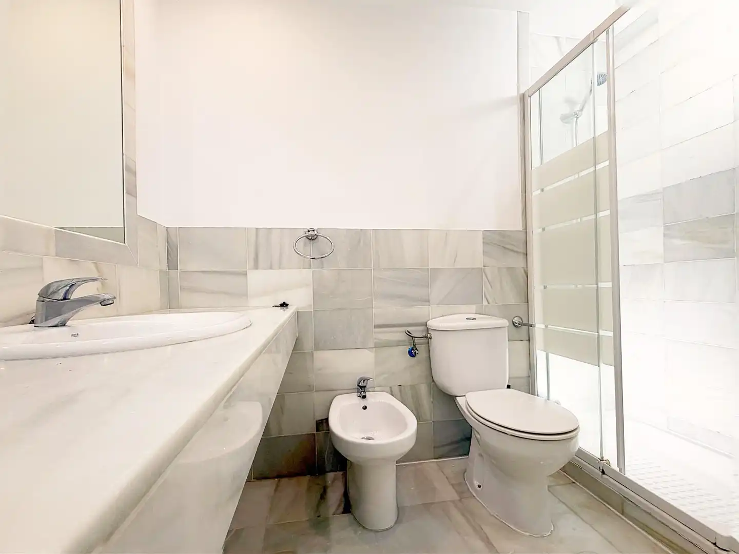 Badezimmer von Erdgeschoss zum Verkauf in El Puerto de Santa María mit Klimaanlage, Heizung und Privatgarten