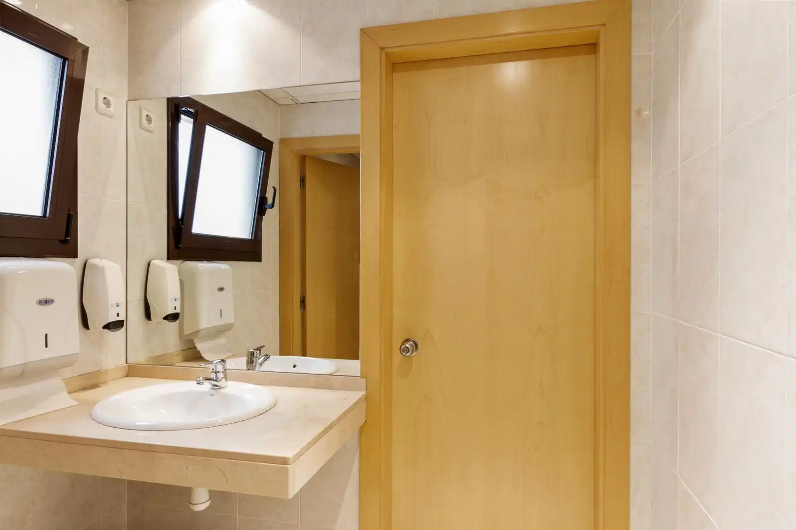 Baño de Oficina de alquiler en Barcelona con Aire acondicionado