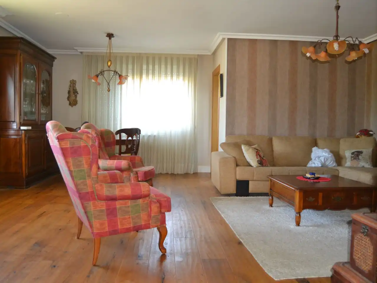 Sala d'estar de Casa adosada en venda en Sariegos amb Terrassa i Balcó