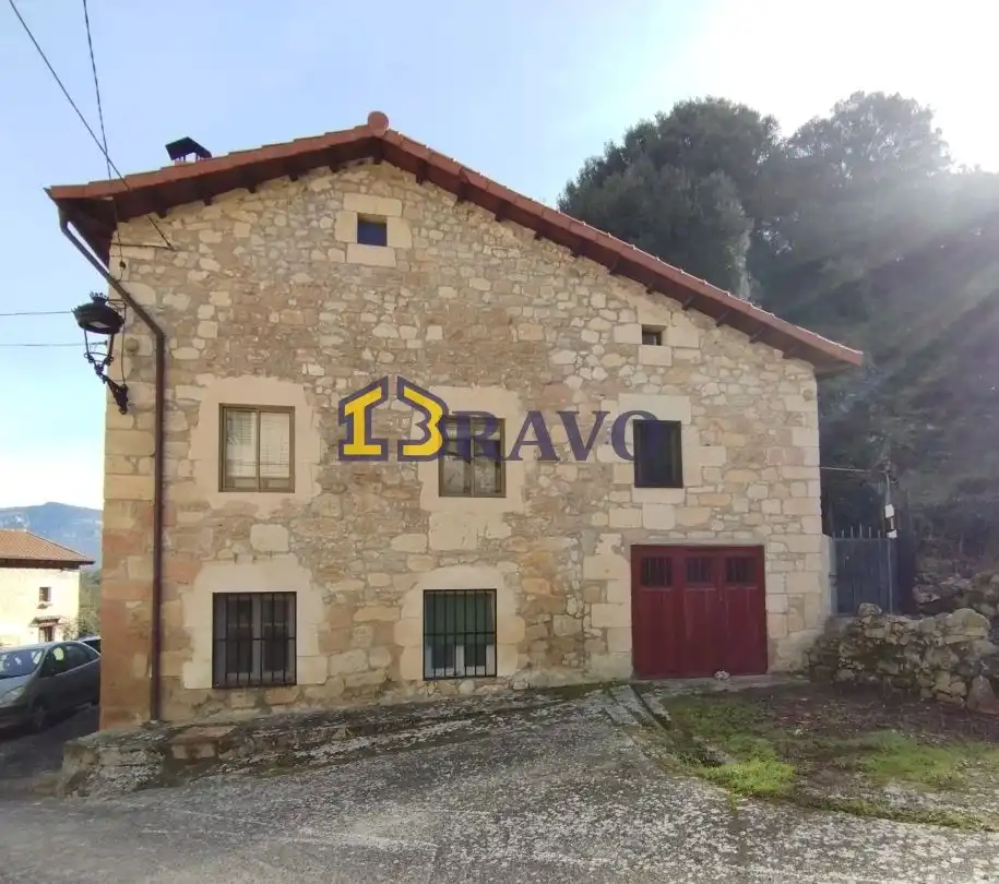 Vista exterior de Casa o xalet en venda en Merindad de Valdivielso amb Calefacció i Balcó