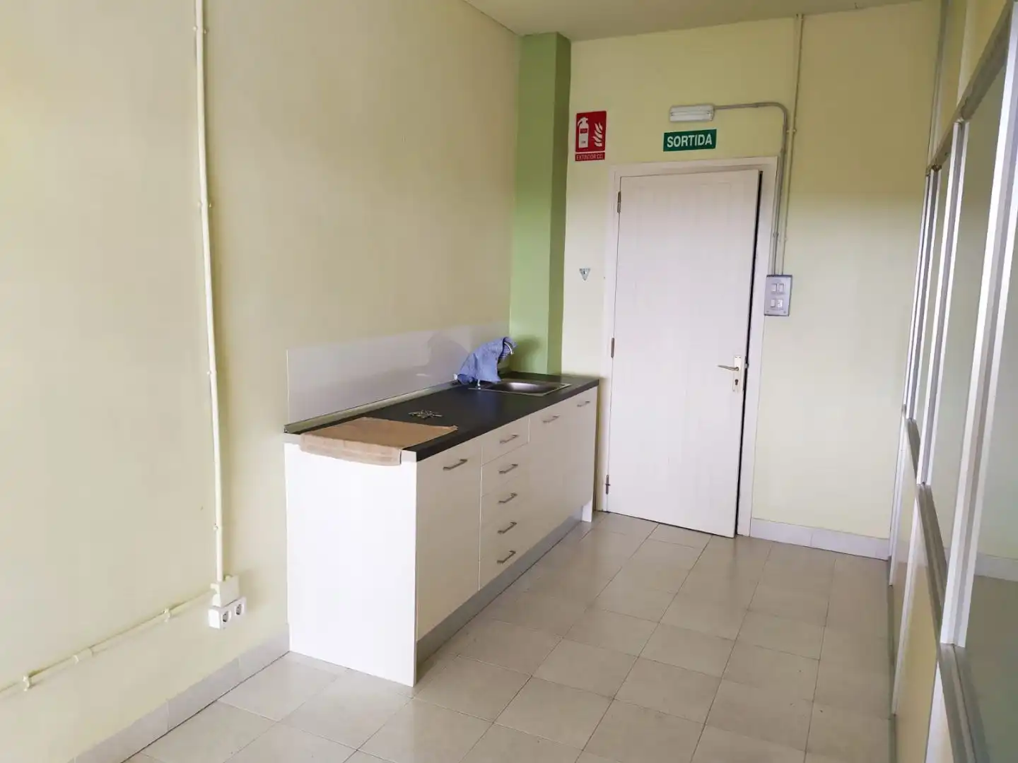 Commercial properties for rent in Llers  with Air Conditioner