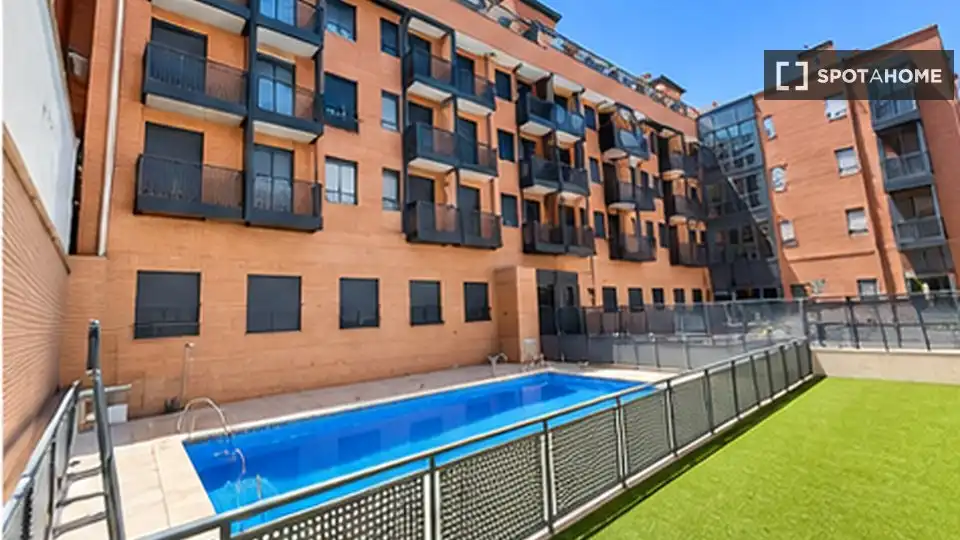 Piscina de Pis de lloguer en Madrid amb Aire condicionat, Calefacció i Moblat