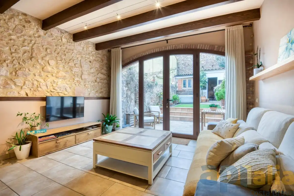 Sala de estar de Casa adosada en venta en Sant Feliu de Guíxols con Calefacción, Jardín privado y Terraza