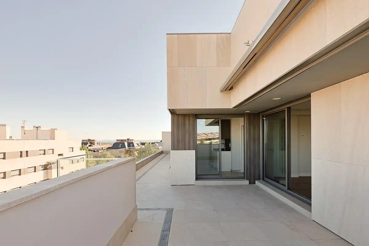 Terrasse von Dachboden zur Miete in Boadilla del Monte mit Terrasse, Abstellraum und Gemeinschaftspool