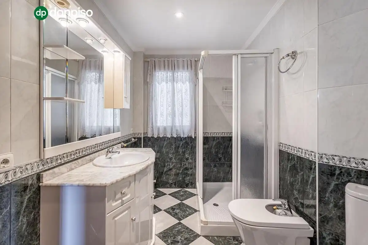 Baño de Piso en venta en Granada con Aire acondicionado, Calefacción y Terraza
