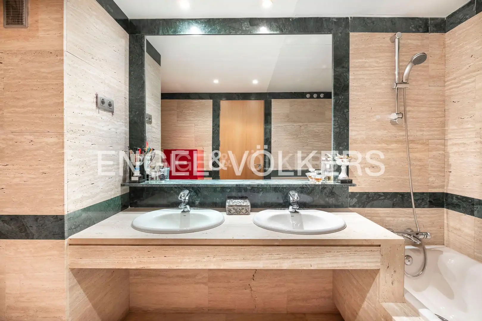 Bathroom of Apartments for sale in Madrid  with Air Conditioner, Heating and Parquet flooring