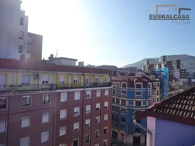 Vista exterior de Pis en venda en Bilbao  amb Calefacció i Parquet