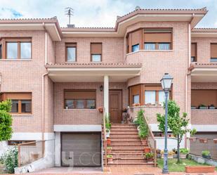 Vista exterior de Casa o xalet en venda en Olmedo amb Aire condicionat, Terrassa i Balcó