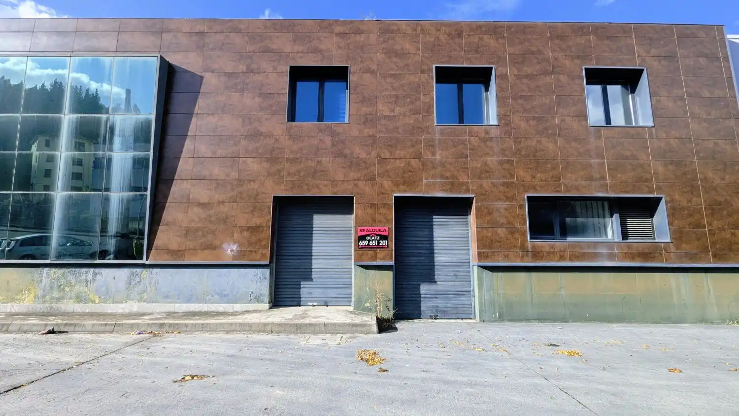 Außenansicht von Fabrikhallen zur Miete in Lagrán