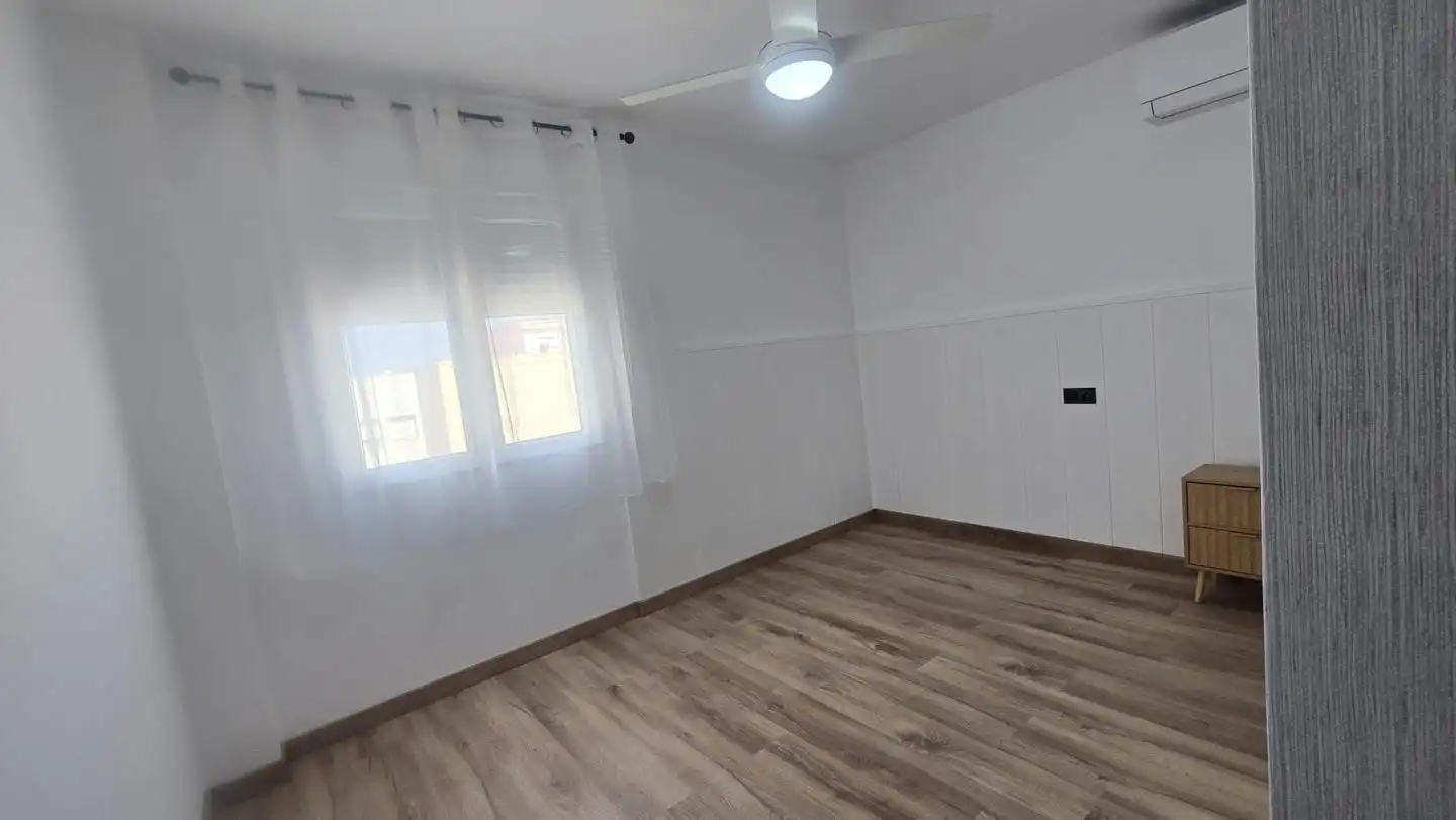 Schlafzimmer von Wohnung zur Miete in Gandia mit Klimaanlage, Terrasse und Möbliert