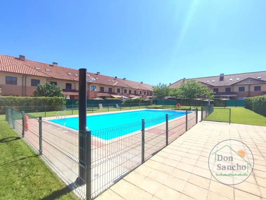 Piscina de Casa adosada en venta en Viana de Cega con Calefacción, Jardín privado y Terraza