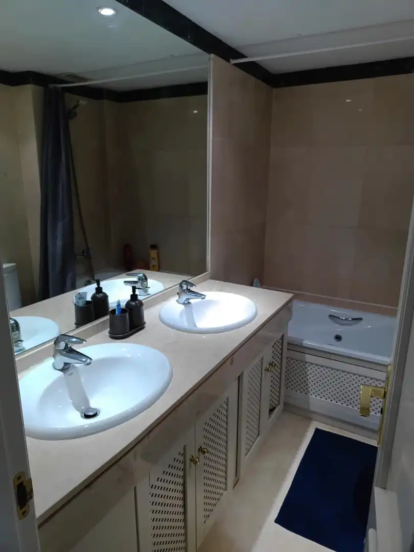 Bany de Apartament en venda en Sotogrande amb Aire condicionat, Terrassa i Piscina