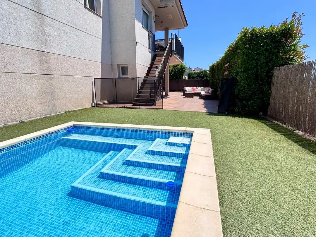 Xalet amb piscina en venda a Carrer Josep Carner 90