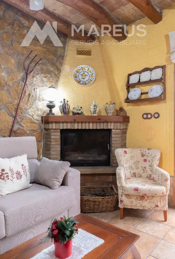 Sala de estar de Casa adosada en venta en Torrelavit con Calefacción