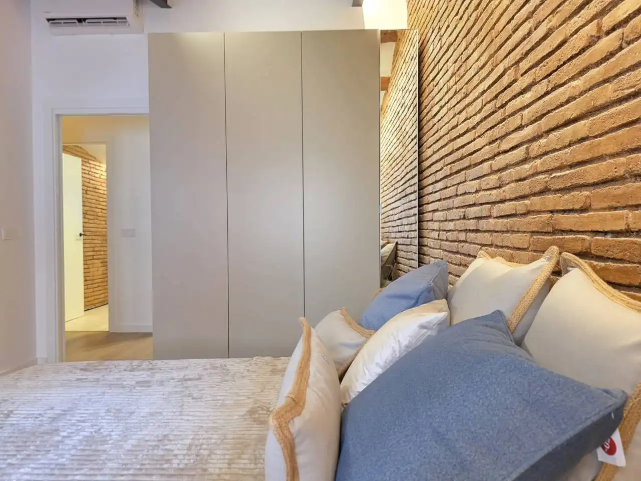 Bedroom of Duplexes for sale in Barcelona  with Air Conditioner, Heating and Parquet flooring