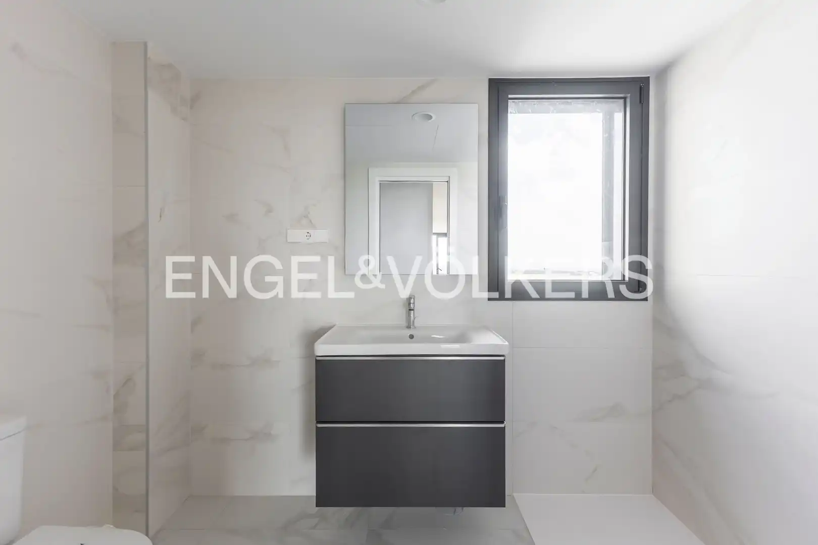 Badezimmer von Dachboden zum Verkauf in Madrid mit Klimaanlage, Heizung und Terrasse