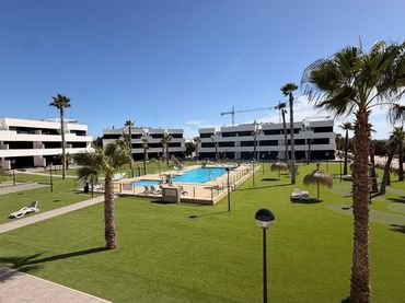 Baixos amb piscina en venda a El Raso