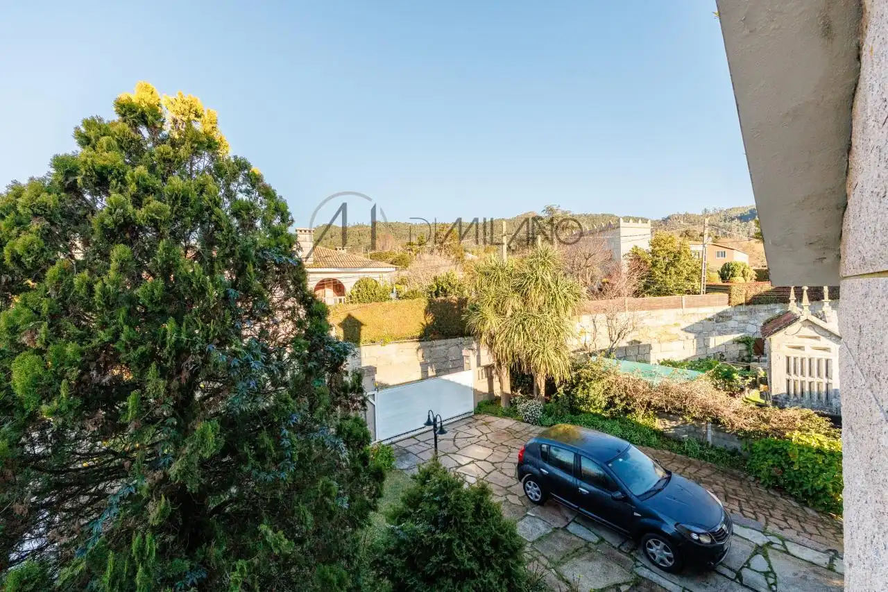 Vista exterior de Casa o xalet en venda en Nigrán amb Calefacció, Jardí privat i Terrassa