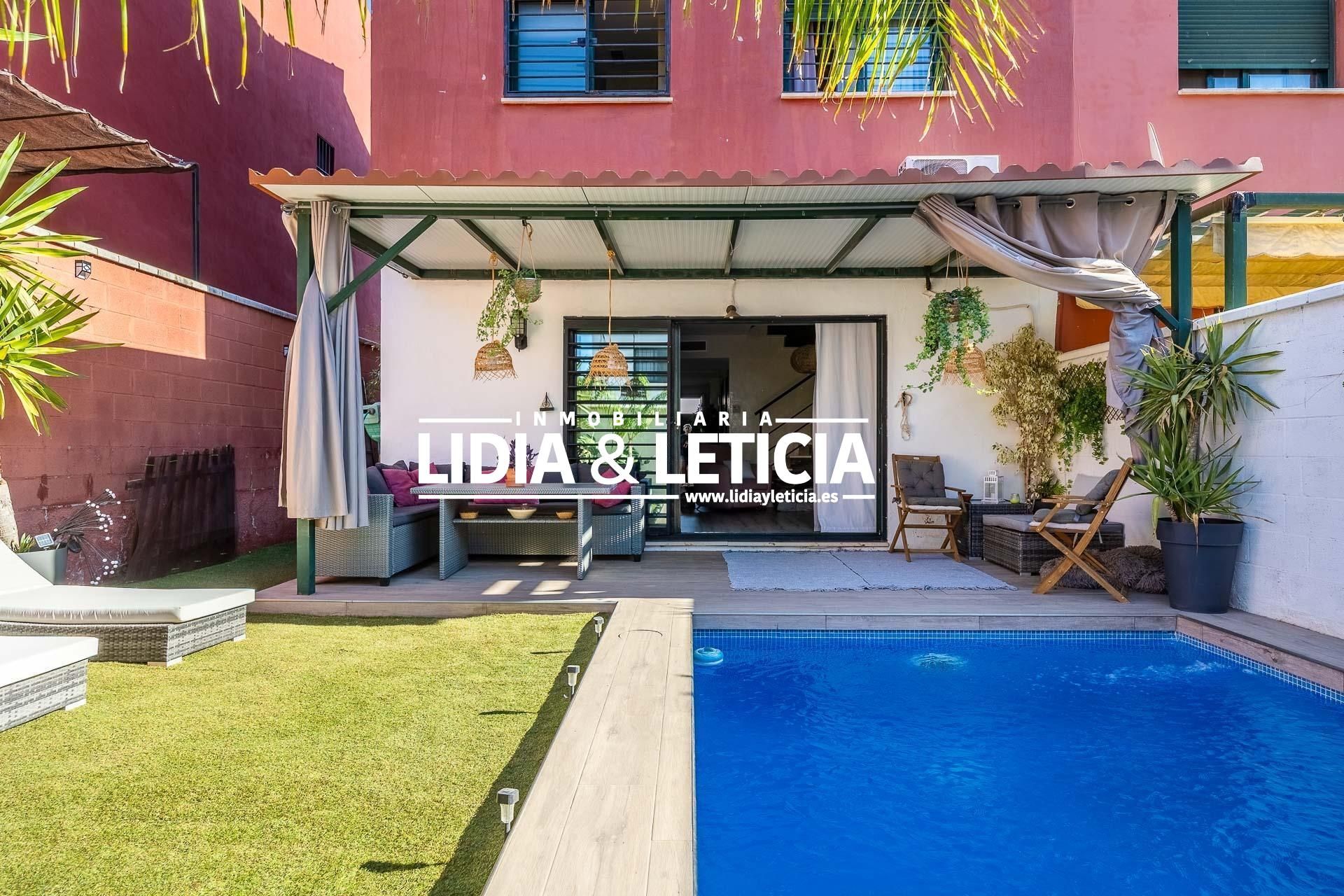 Vista exterior de Casa o xalet en venda en Alcalá de Guadaira amb Jardí privat, Parquet i Terrassa