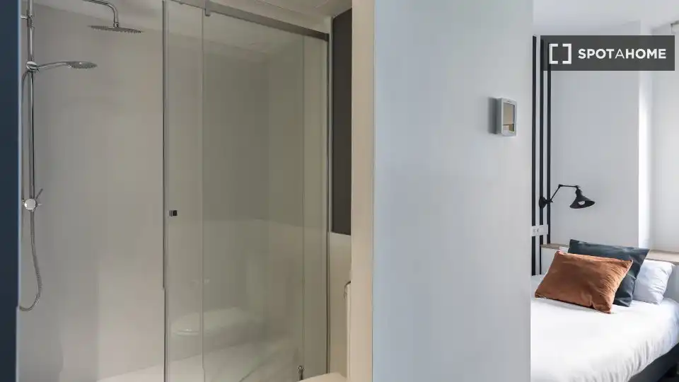Baño de Piso de alquiler en Valencia con Aire acondicionado, Calefacción y Amueblado