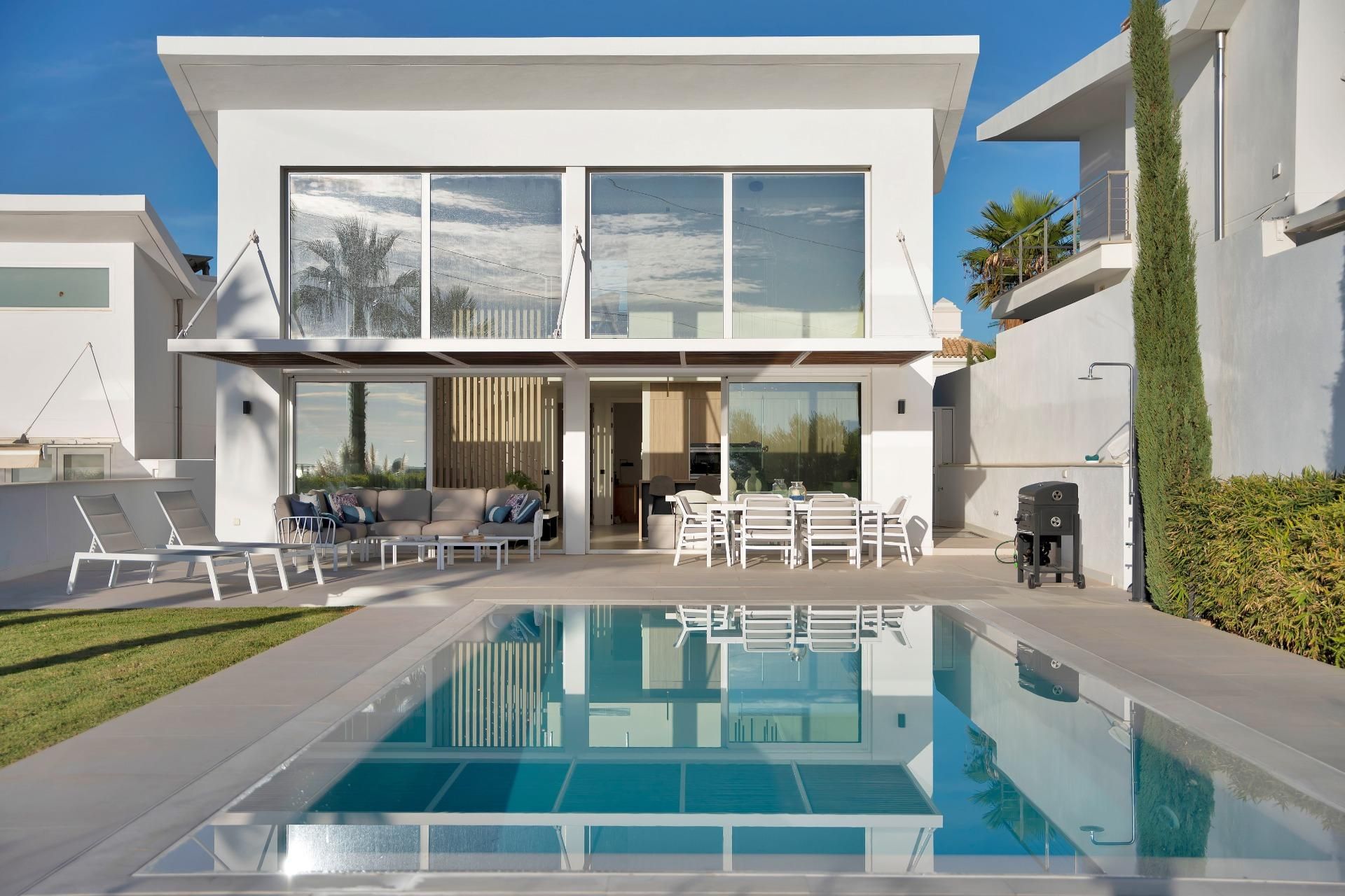Vista exterior de Casa o xalet en venda en Benalmádena amb Aire condicionat, Calefacció i Jardí privat