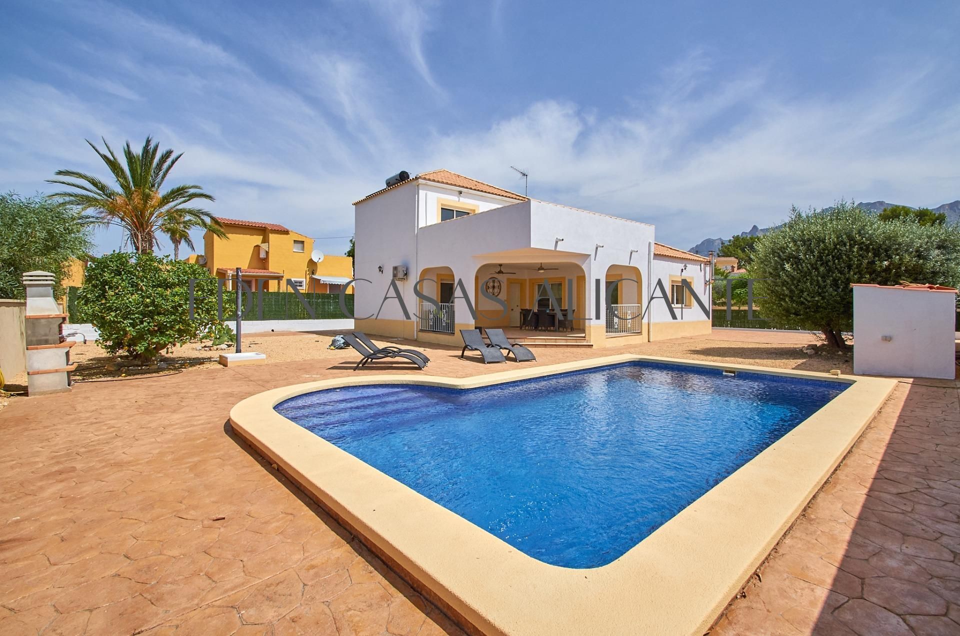 Vista exterior de Casa o xalet en venda en Busot amb Aire condicionat, Calefacció i Jardí privat