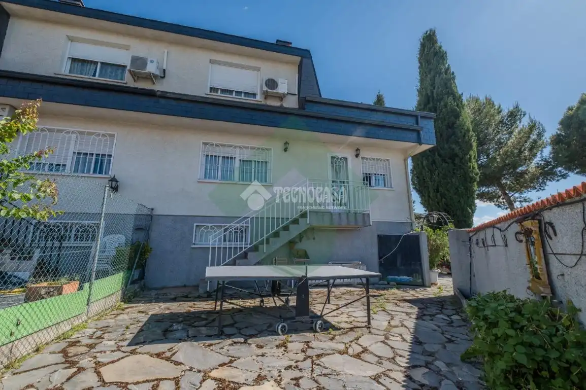 Vista exterior de Casa adosada en venda en Serranillos del Valle amb Aire condicionat, Calefacció i Piscina