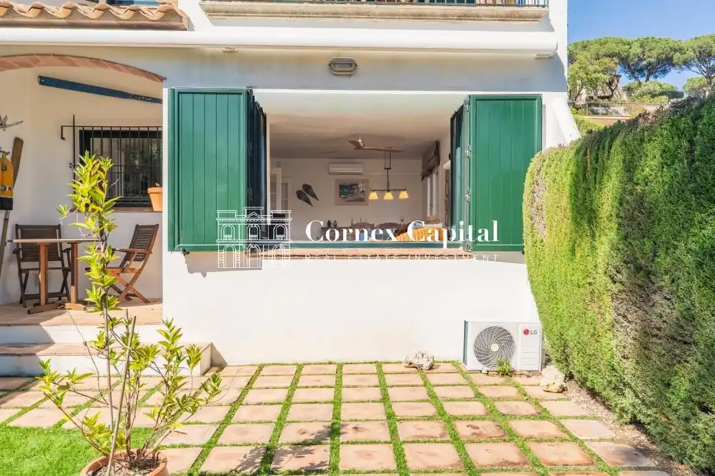 Vista exterior de Casa adosada en venda en Palafrugell amb Aire condicionat, Calefacció i Jardí privat