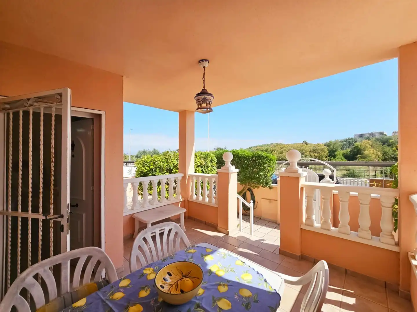 Terrasse von Einfamilien-Reihenhaus zum Verkauf in Santa Pola mit Heizung, Privatgarten und Terrasse