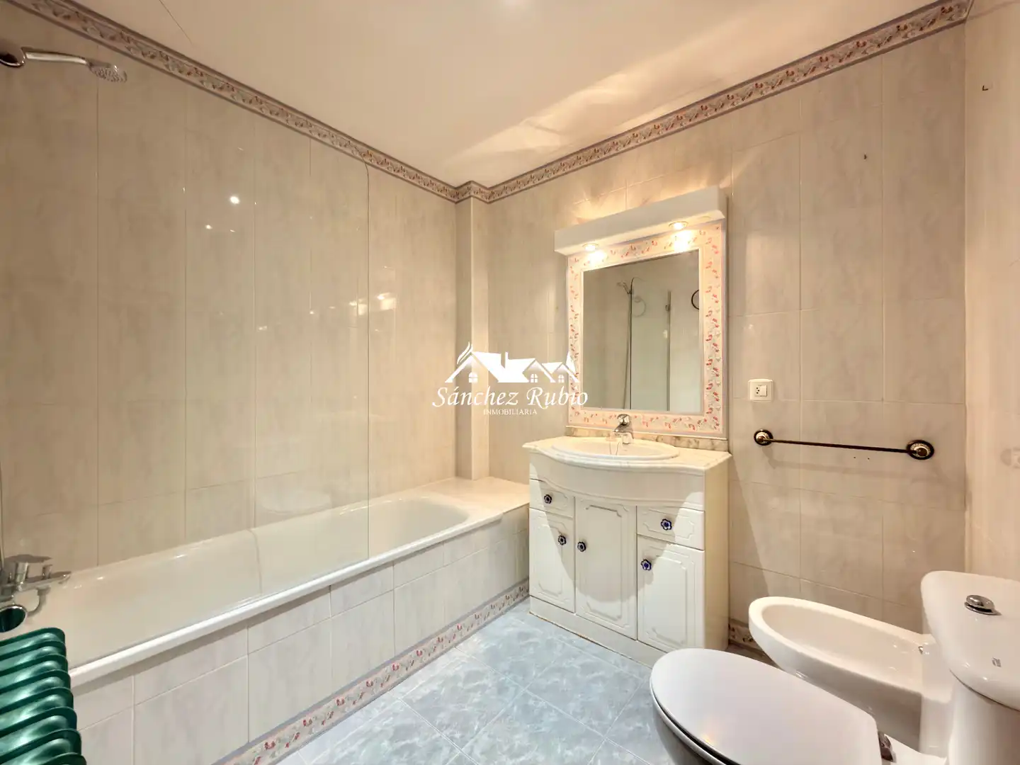Badezimmer von Einfamilien-Reihenhaus zur Miete in Torrelodones mit Heizung, Privatgarten und Parkett
