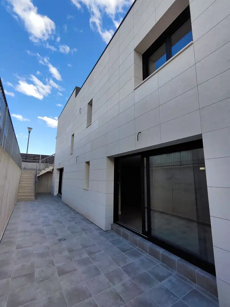 Vista exterior de Casa o xalet en venda en Albelda de Iregua amb Calefacció, Jardí privat i Terrassa