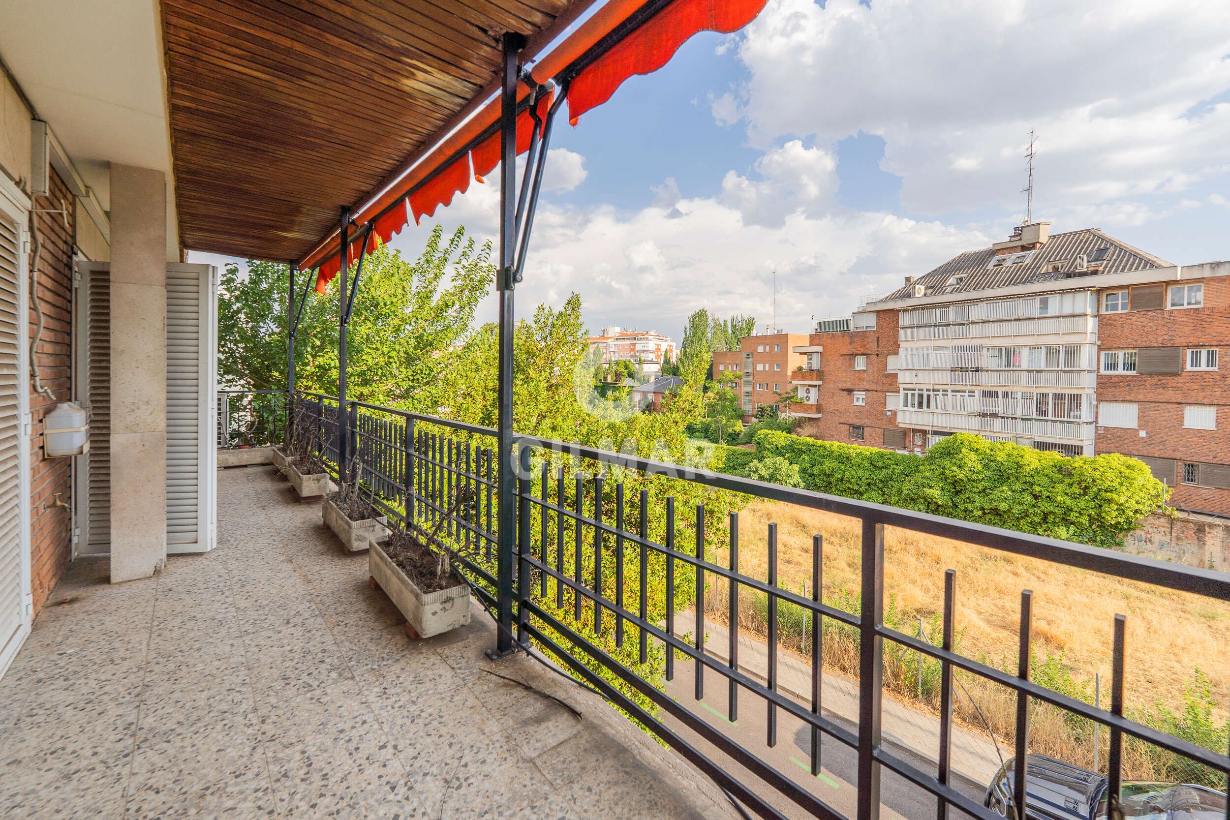Vista exterior de Piso en venta en  Madrid Capital con Calefacción, Jardín privado y Trastero
