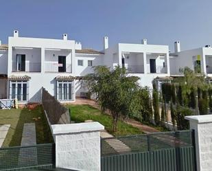 Vista exterior de Casa adosada en venda en Chiclana de la Frontera amb Jardí privat i Piscina comunitària