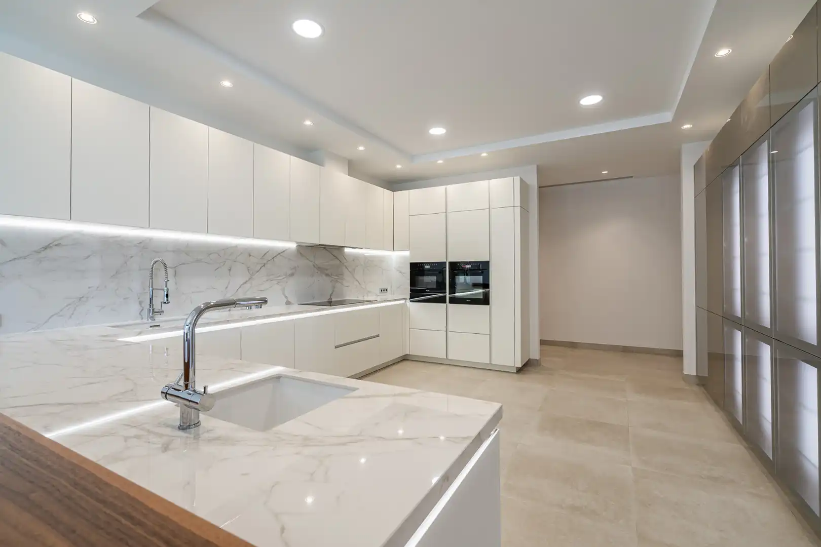 Cuina de Casa o xalet en venda en Estepona amb Aire condicionat, Jardí privat i Terrassa