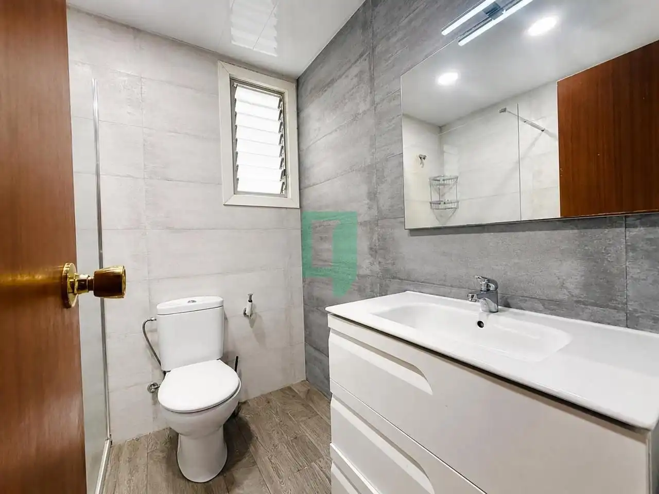 Bany de Àtic en venda en Badalona amb Aire condicionat i Terrassa