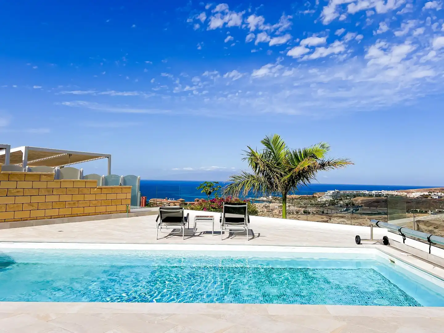 Vista exterior de Casa o xalet en venda en Adeje amb Aire condicionat, Jardí privat i Traster