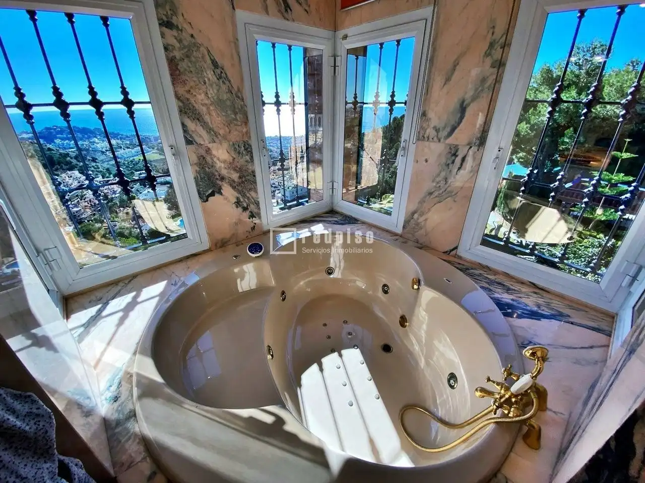 Bathroom of Houses for sale in Málaga  with Air Conditioner, Heating and Private garden