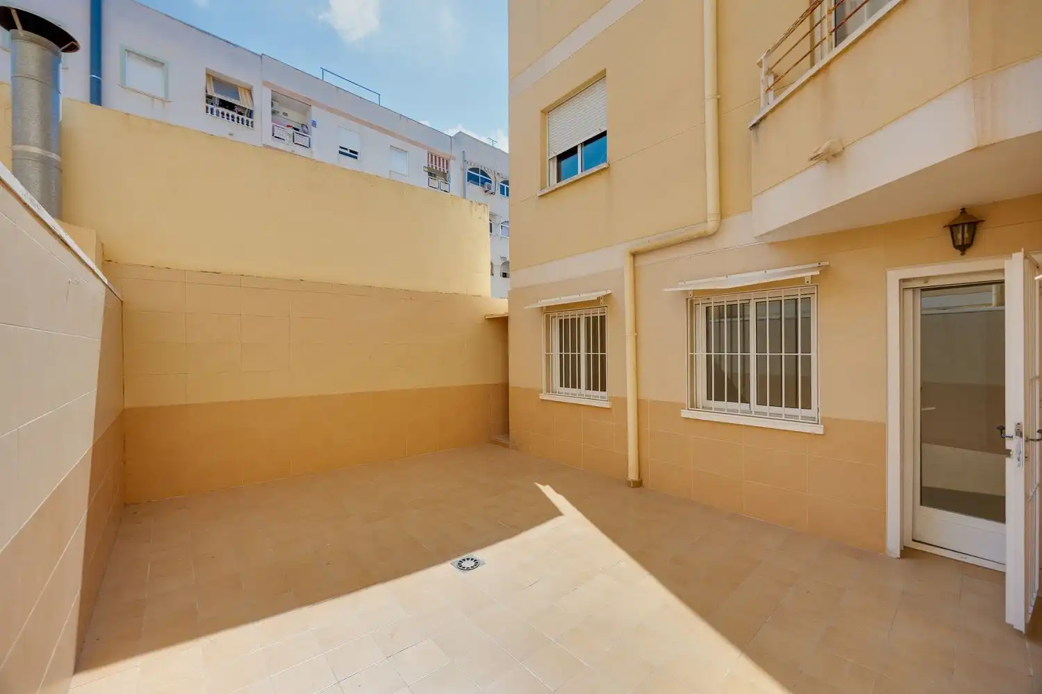 Vista exterior de Pis en venda en Torrevieja amb Terrassa i Traster