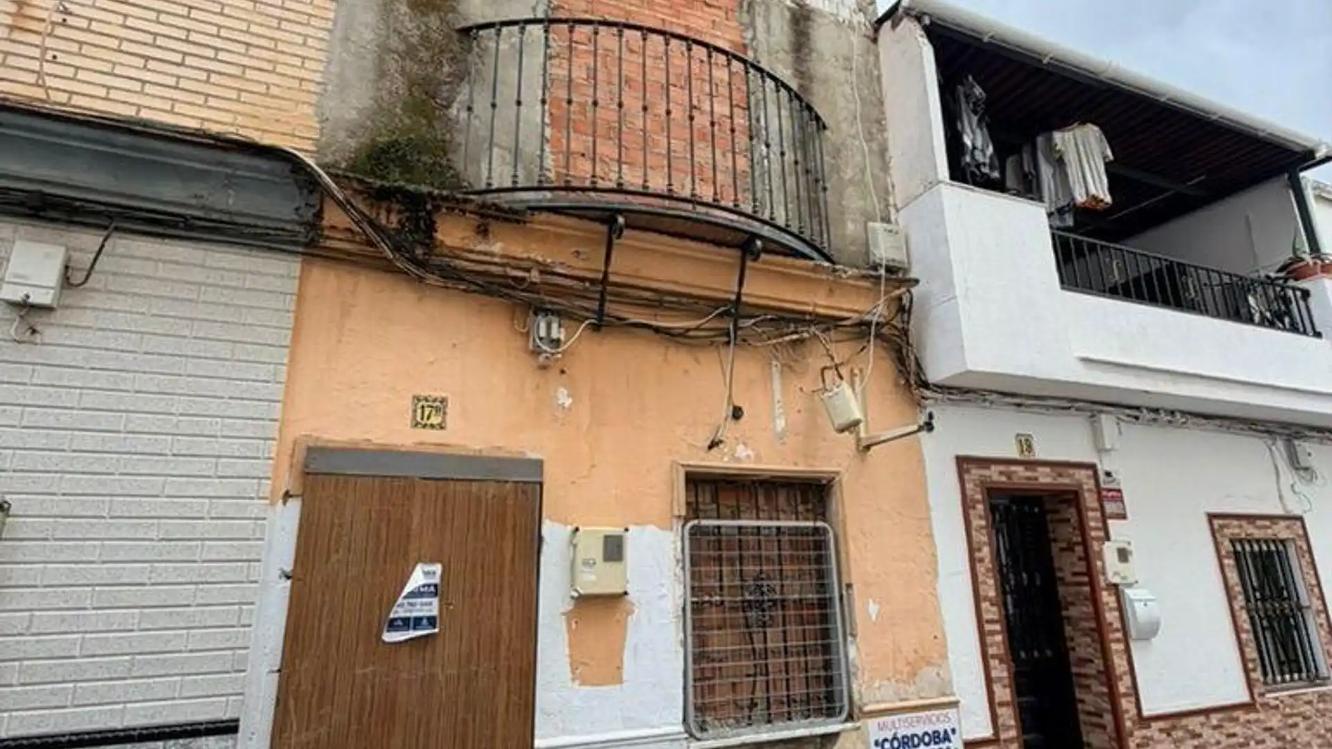Exterior view of Single-family semi-detached for sale in  Sevilla Capital  with Terrace