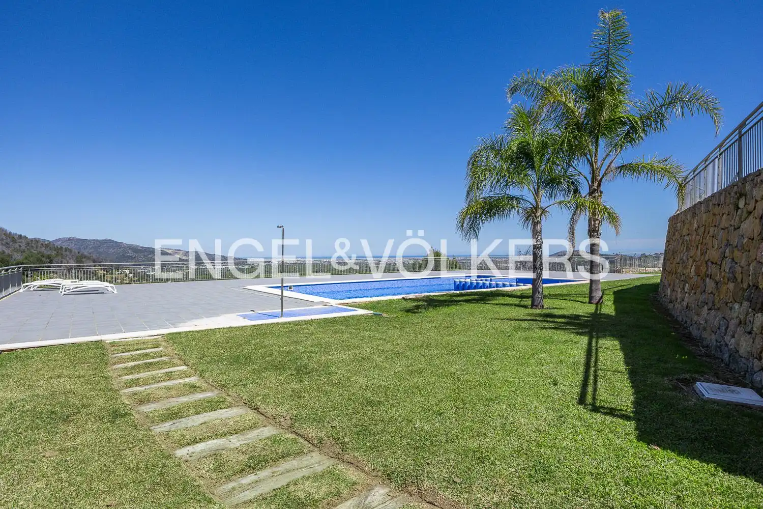 Swimming pool of Flat for sale in Ador  with Air Conditioner, Heating and Private garden