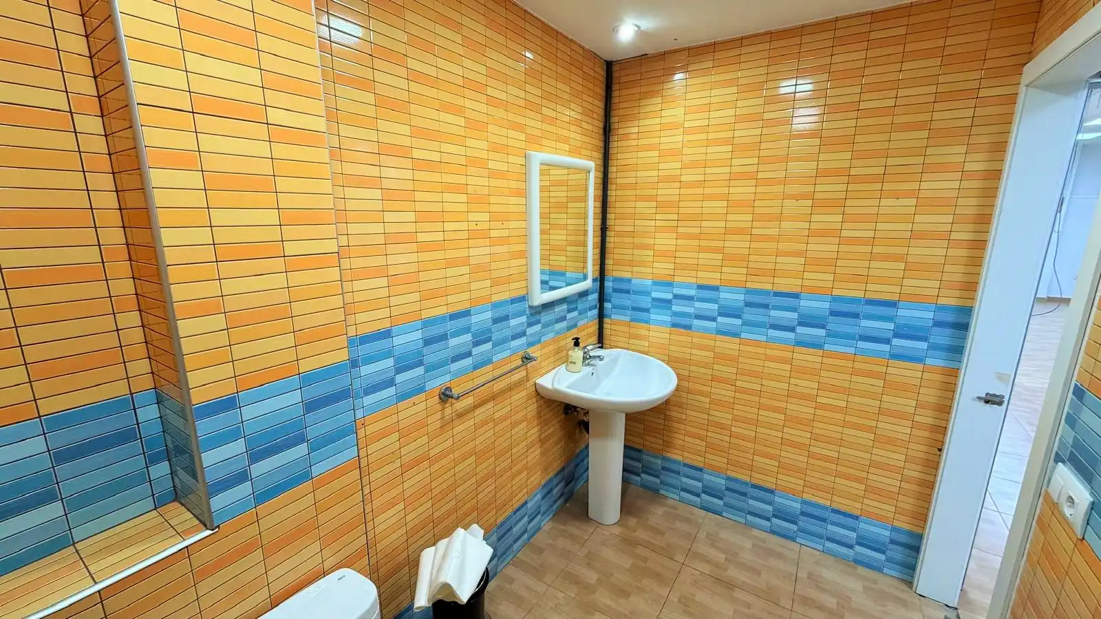 Baño de Local de alquiler en Valencia con Aire acondicionado